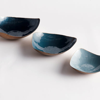 Set of three blue shiny bowls